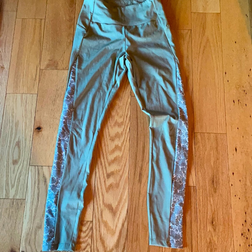 Gymshark like new small workout leggings.